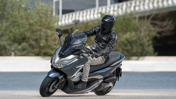 Muž pri jazde na motocykli Honda
