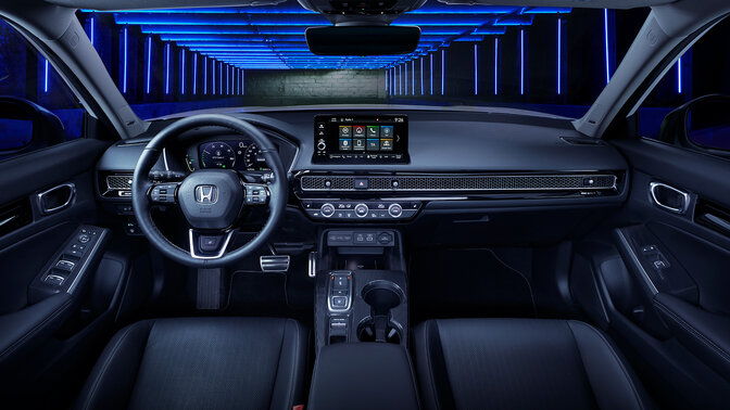 Detailný záber na palubnú dosku v interiéri vozidla Honda Civic e:HEV.