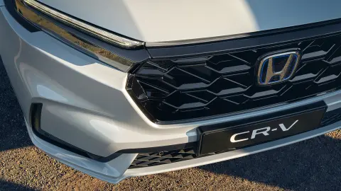 Detailný záber na mriežku masky chladiča modelu CR-V Hybrid SUV.