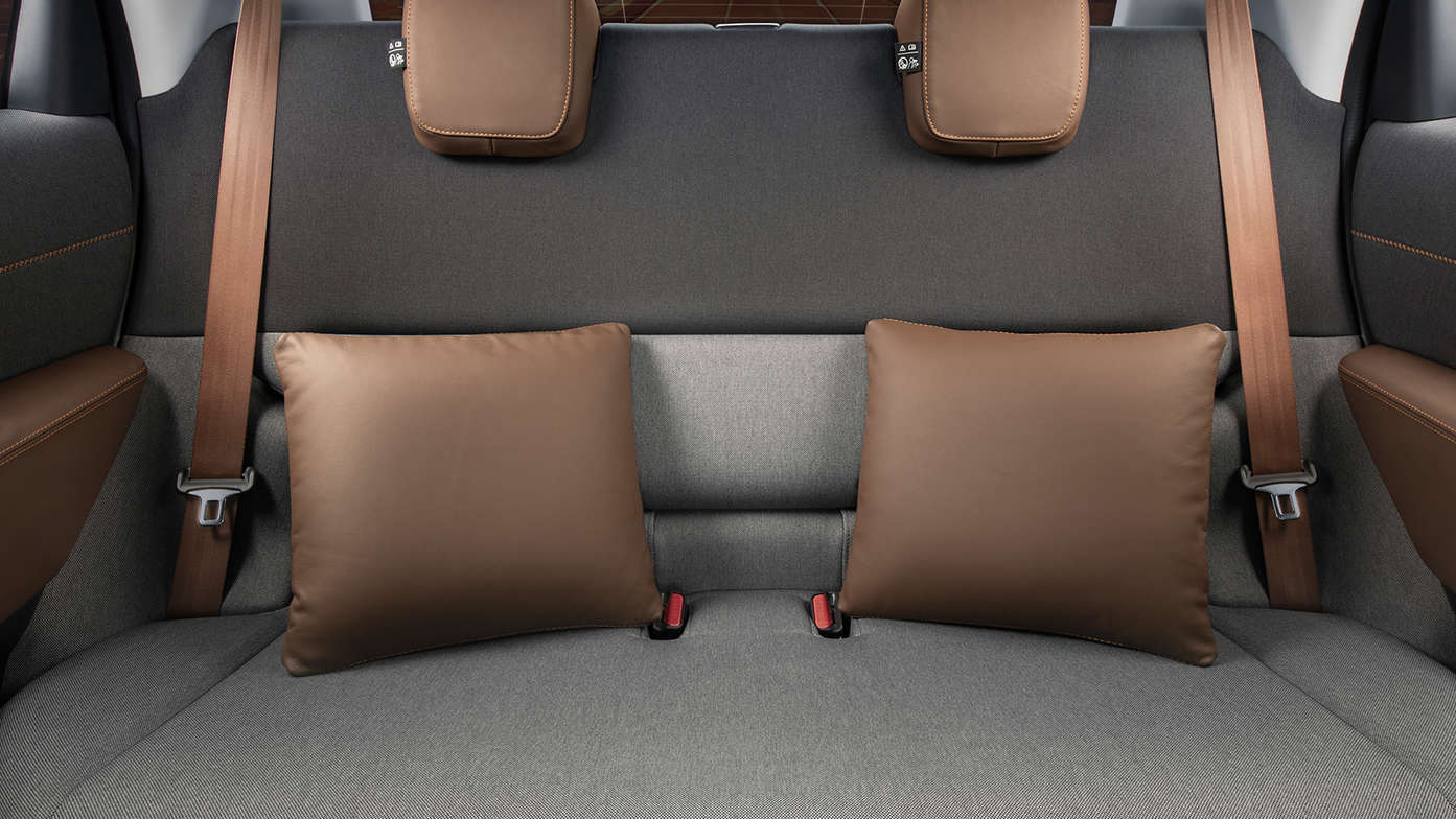 Zadné sedadlá so súpravou kožených podušiek/Dark Brown