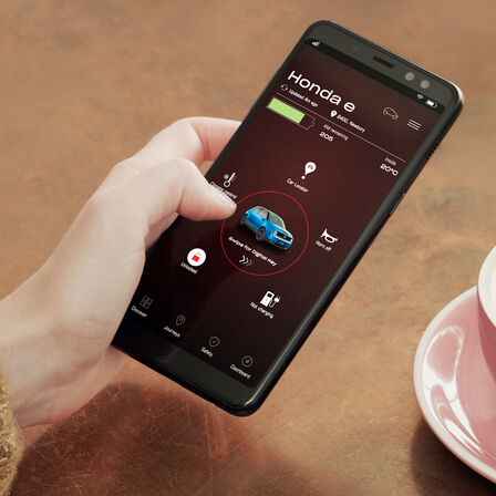 Detailný záber na aplikáciu Digitálny kľúč vozidla Honda e v telefóne. 