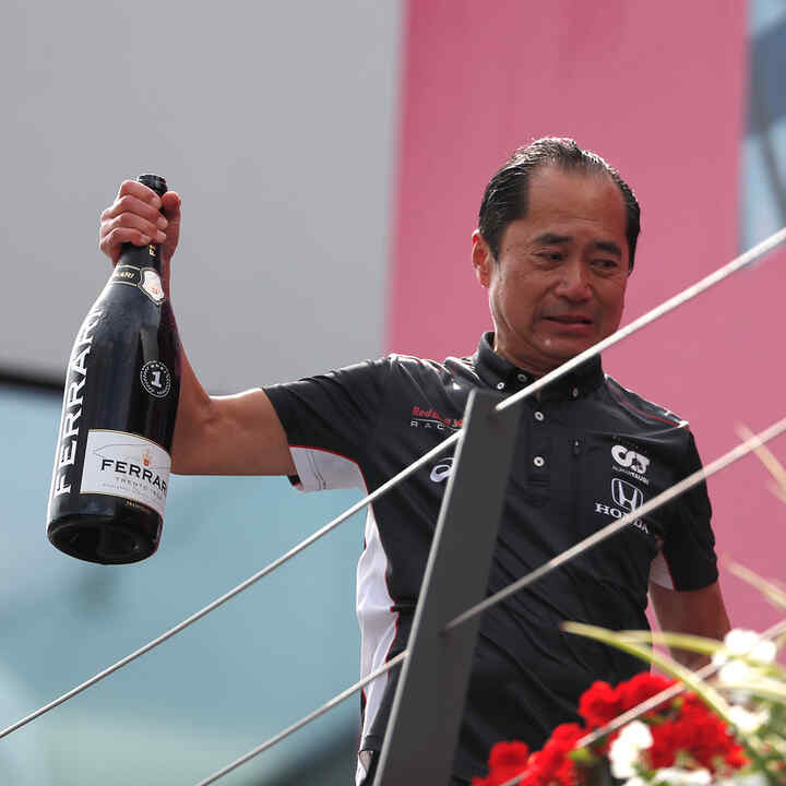 Toyoharu Tanabe s fľašou šampanského