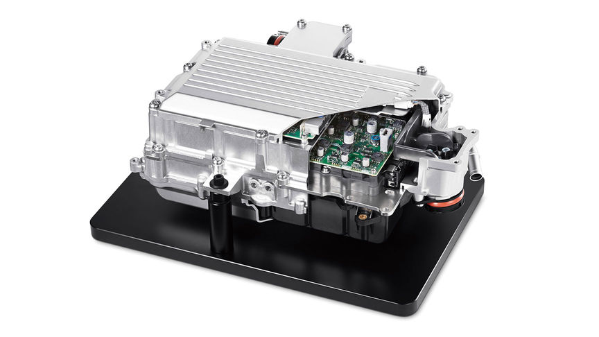 Detailný záber na motor riadiacu jednotku PCU (riadiaca jednotka) hybridného systému Honda.