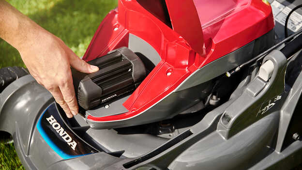 Detailný záber na akumulátor kosačky Honda HRX.